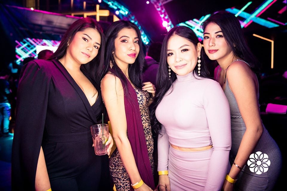 [Image: Hot_women_expats_in_Doha_at_society_lounge.jpg]