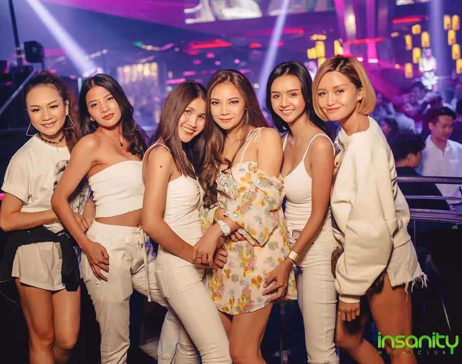 900px-Hot_young_girls_of_Thailand_at_the_insanity_club_in_Bangkok-fs8.jpg